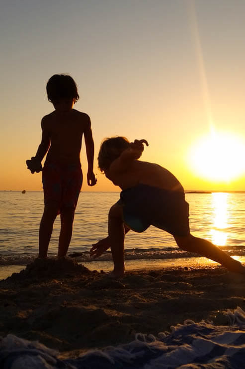 Sonnenuntergang am Strand Mallorca für Kinder