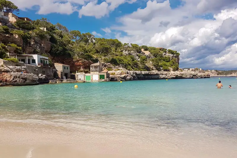 Der Strand in Cala Llombards