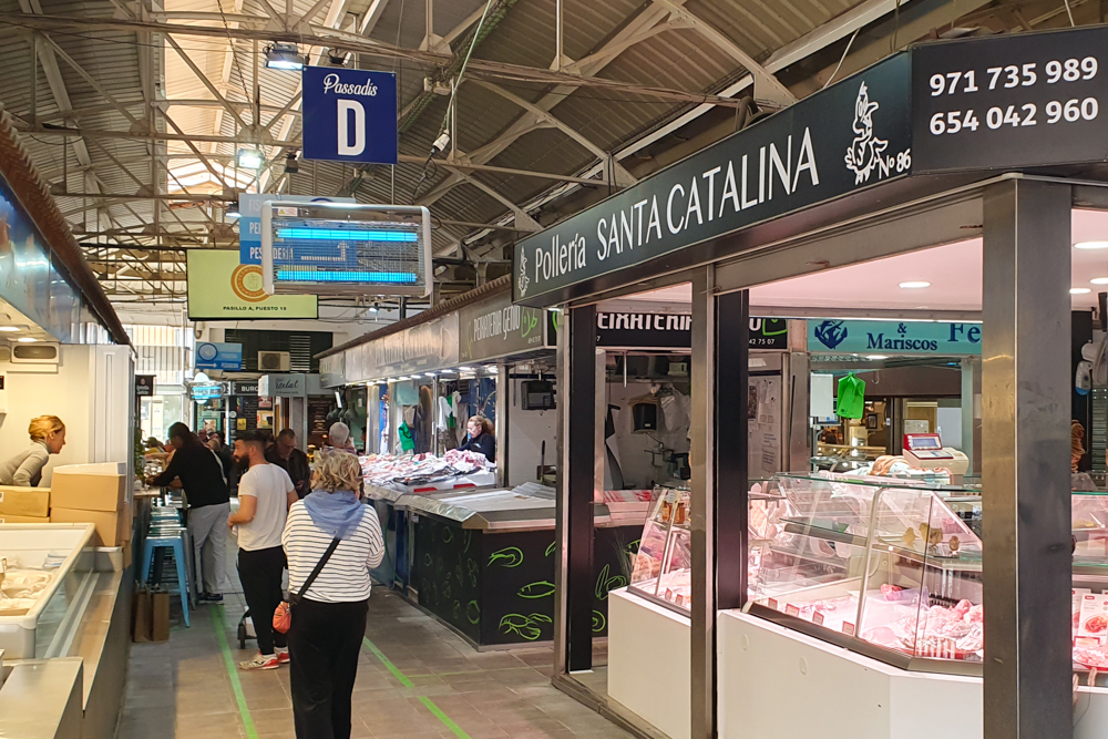 Fleisch-, Fisch- und Käsestände in der Markthalle Santa Catalina