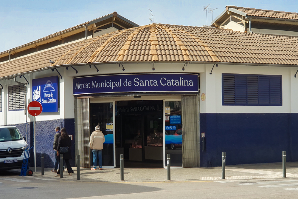 Der Eingang zur Markthalle von Santa Catalina ist eher unscheinbar