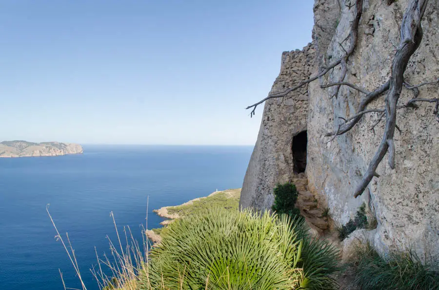 Die Kanone auf dem Berg am Cap de Pinar