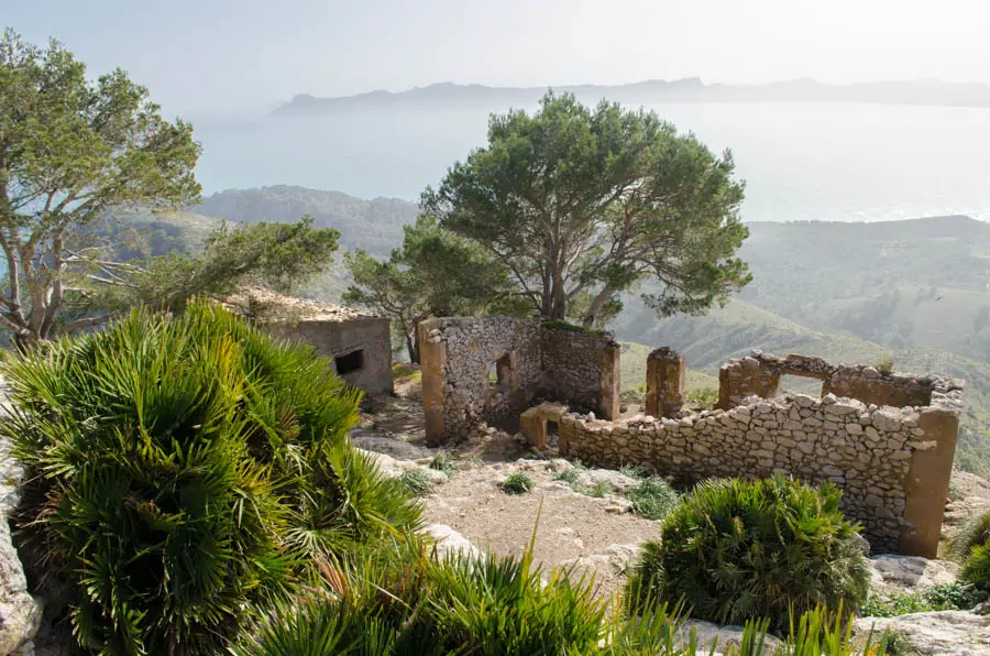 Talaia d'Alcudia: Verlassene Baracken