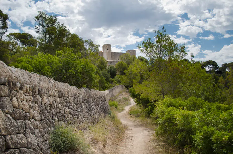 Ausflüge und Wanderungen an der Burg Bellver in Palma