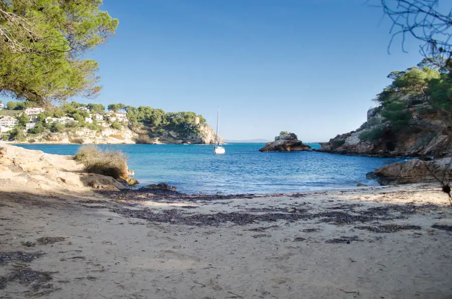 Drei Finger Bucht Cala de Portals Vells: Strände und Seefahrerhöhle