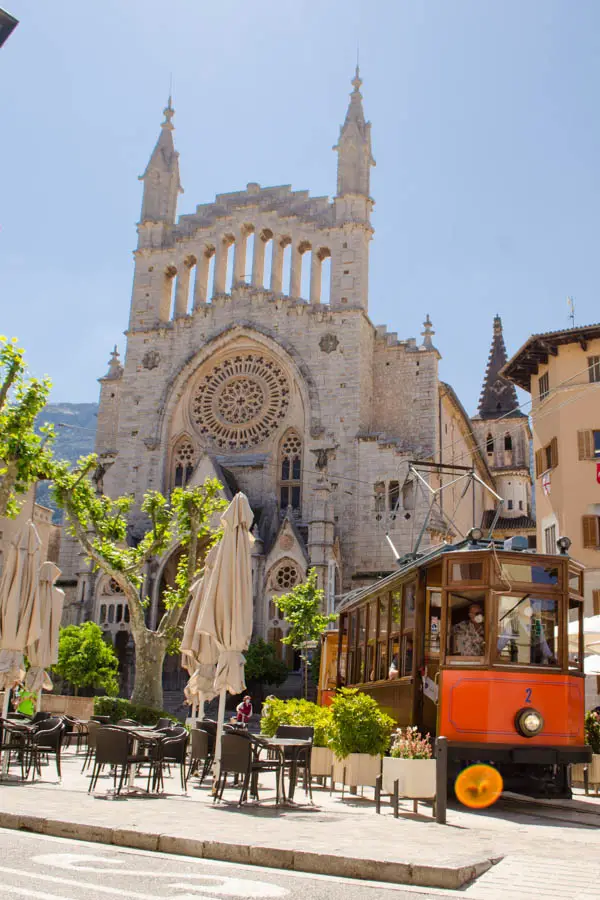 Kirche in Sóller und Tren de Sóller