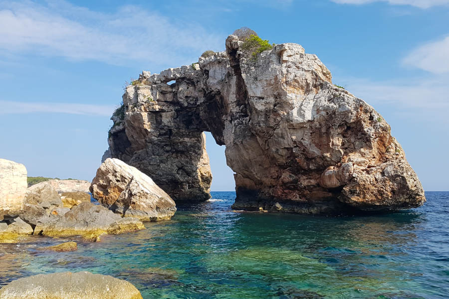 Der eindrucksvolle Steinbogen Es Pontàs auf Mallorca
