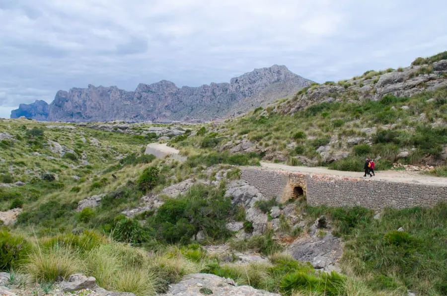 Wanderung in Cala Sant Vicenç zu den Coves Blanques