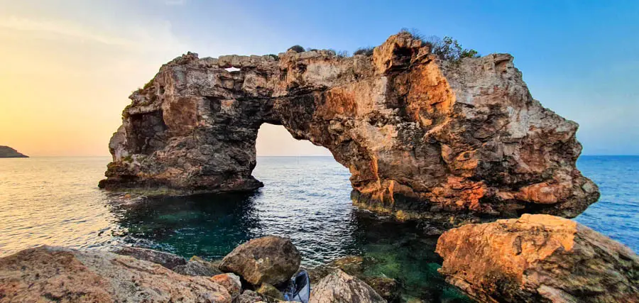 Es Pontàs Felsentor in Cala Llombards