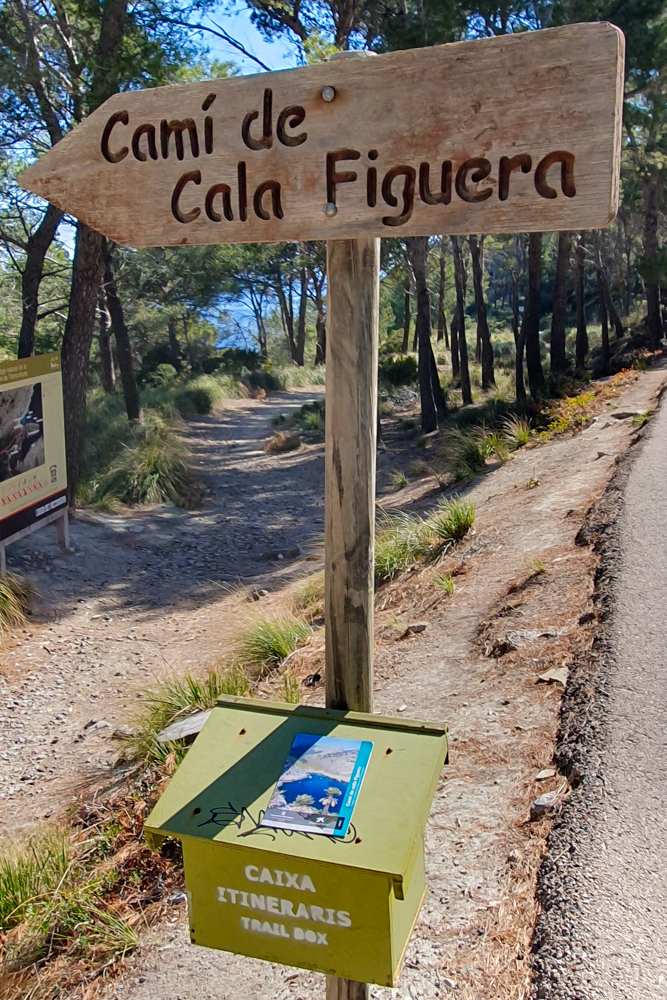 Der Start der kurzen Wanderung von der Straße zum Cala Figuera Strand