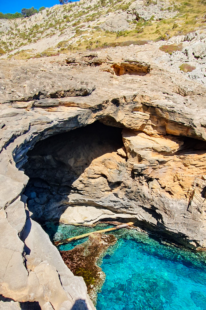 Höhlen und zerklüftete Küste rund um die Cala Figuera de Formentor