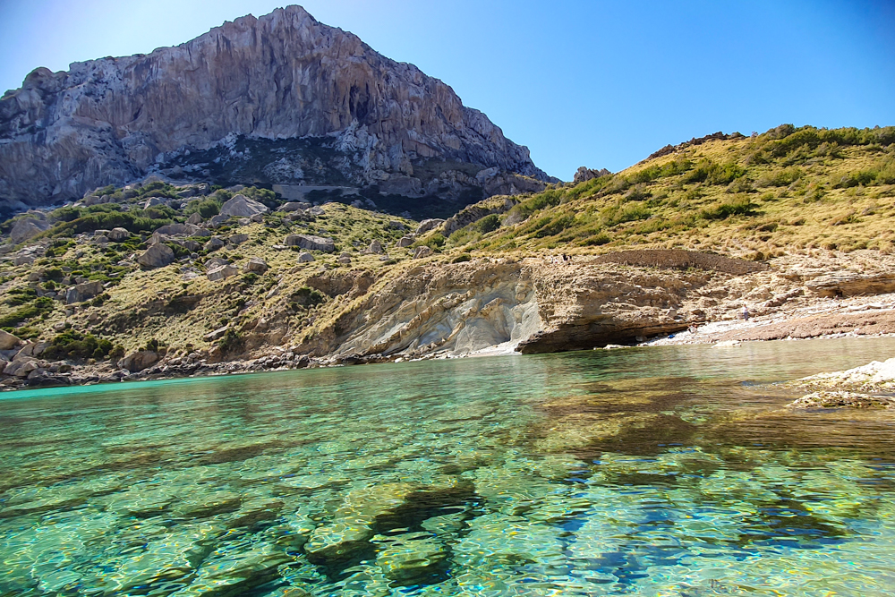 Der Naturstrand Cala Figuera de Formentor im Norden von Mallorca