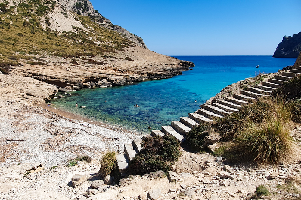 Das letzte Stück führen Steintreppen hinab zum Strand der Cala Figuera de Formentor