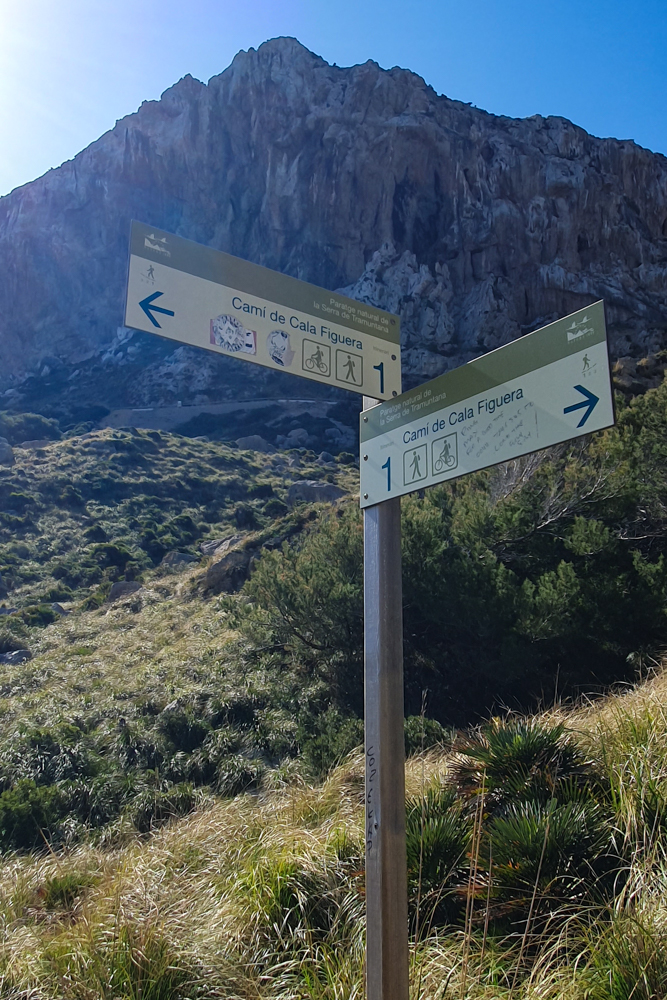 Teilweise ist der Weg zum Strand Cala Figuera mit Wegweisern versehen.