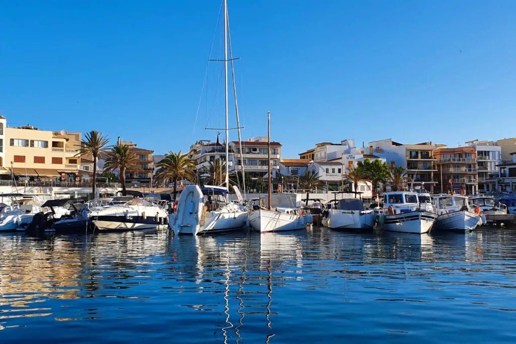 Der Hafen von Cala Ratjada auf Mallorca