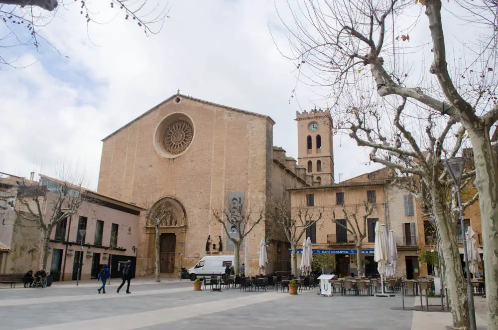 Kirche Santa Maria de los Angeles und Plaça Major in Pollença