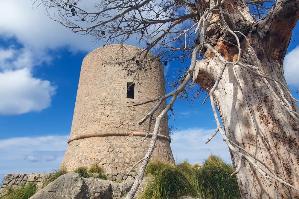 Wachturm an der Cala Tuent