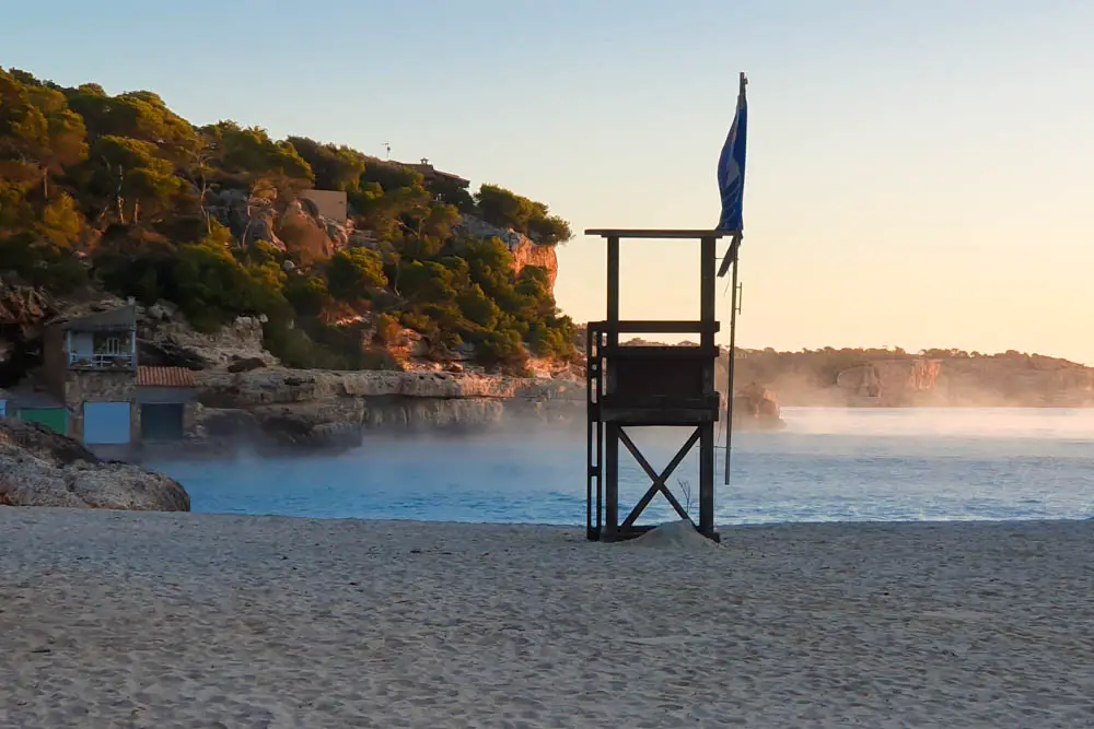 Cala Llombards mit Nebel