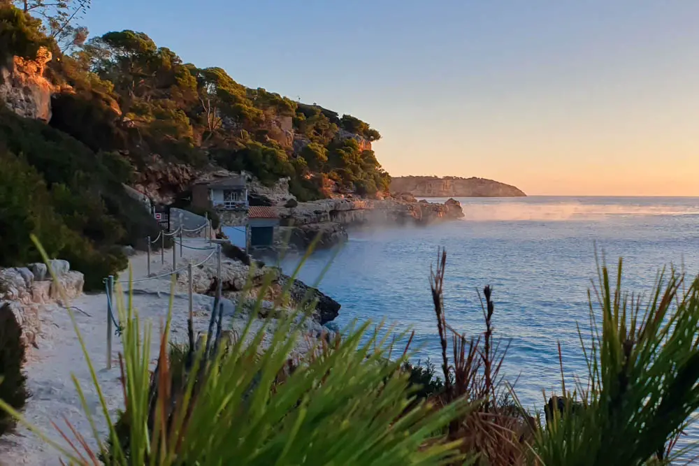 Frühnebel an der Cala Llombards