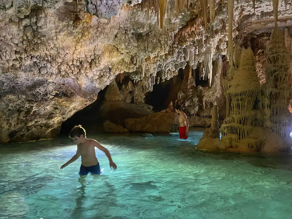 Höhle auf Mallorca mit unterirdischen Strand