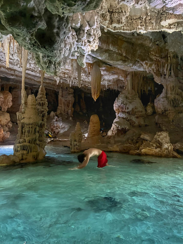 Baden in einer Höhle