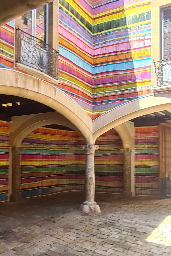 Aktuelle Kunstausstellung im Innehof des Casal Solleric