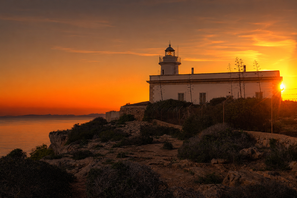 Der Leuchtturm Far de Cap Blanc ist ein beliebter Platz für Sonnenuntergänge. Die Sonnenfinsternis wird hier gut zu sehen sein.