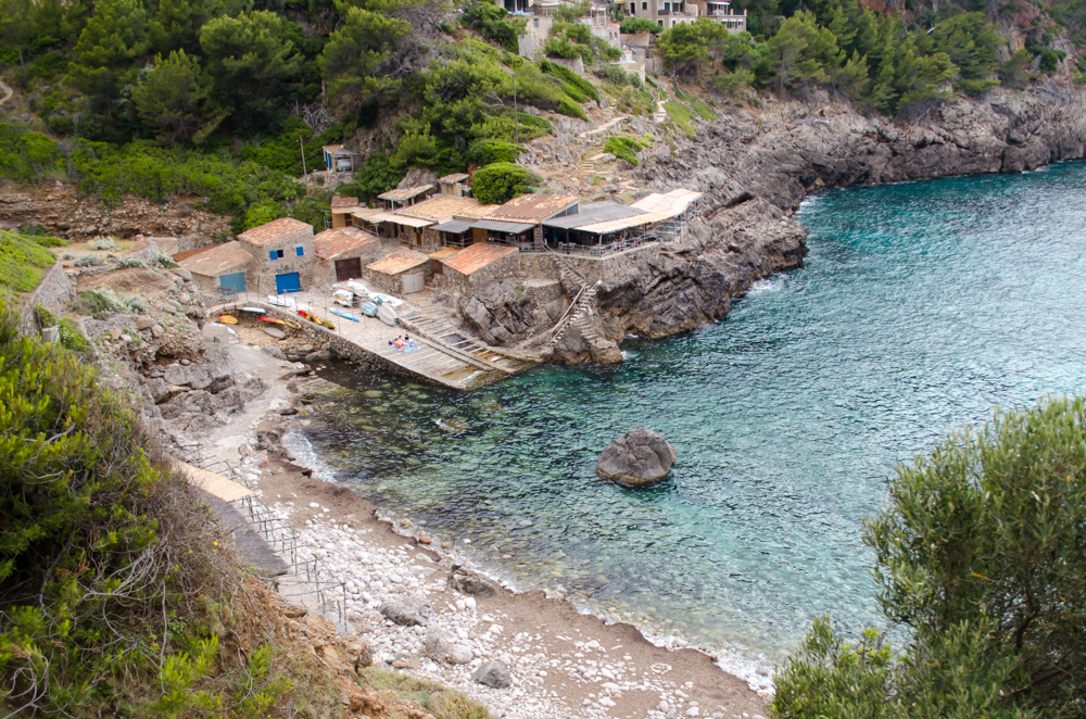 Die raue Bucht Cala Deià an der Nordwestküste Mallorcas