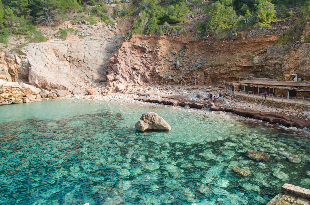 Cala Deià: die wildromatische Steinbucht im Norden Mallorcas