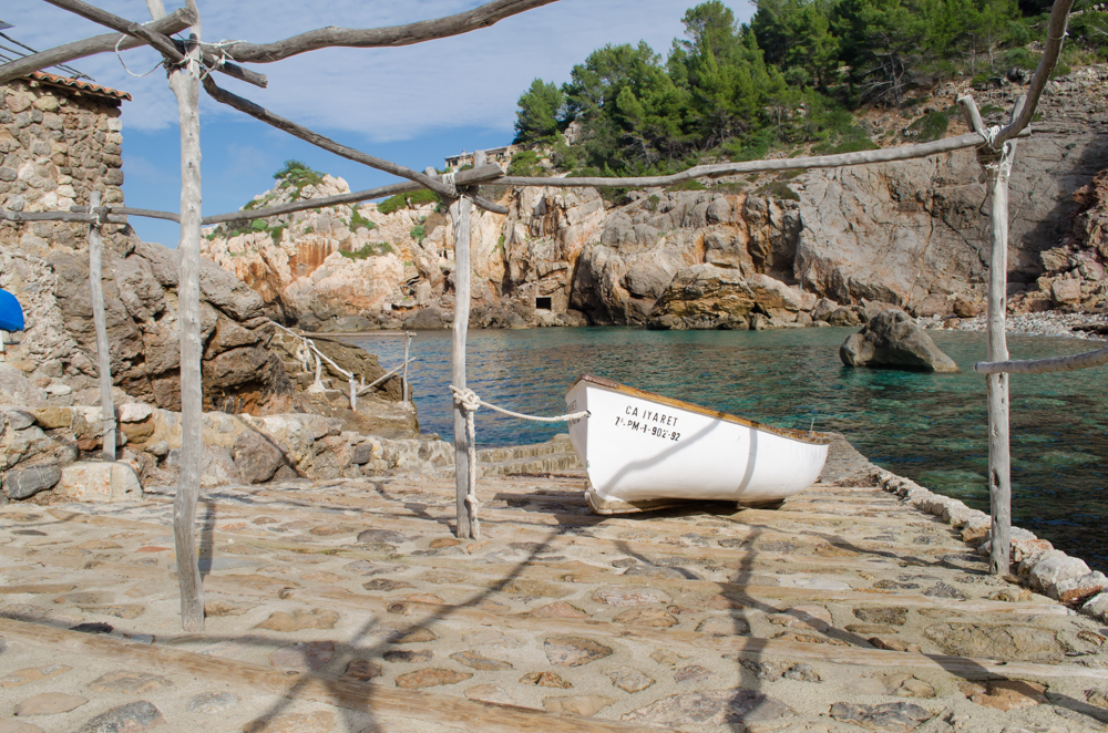 Parken an der Cala Deià ist nur für Boote einfach