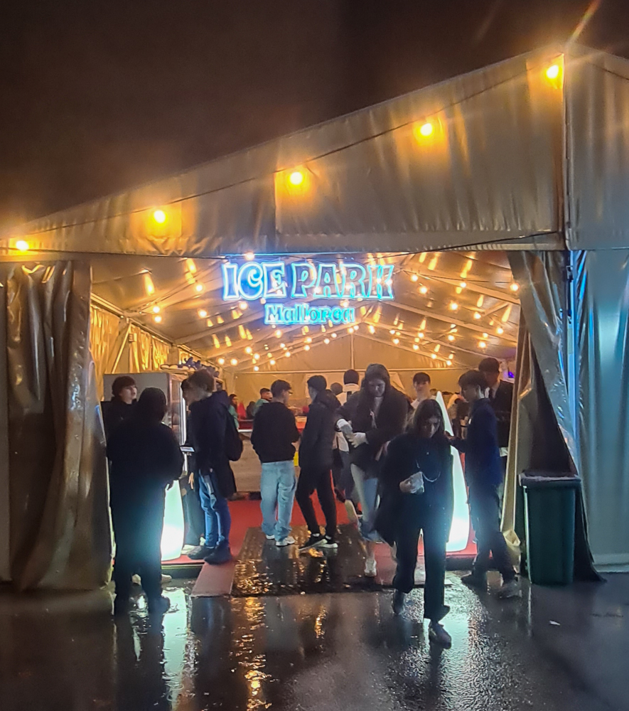 Ice Park in Palma: Schittschuhfahren im überdachten Areal am Plaza España