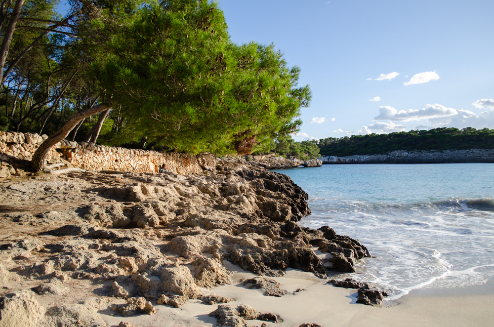 Der Strand von Cala Mondragó