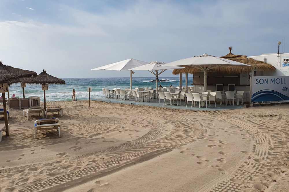 Der Hauptstrand Son Moll in Cala Ratjada, mit Liegenverleih und vielen Bars in Strandnähe.