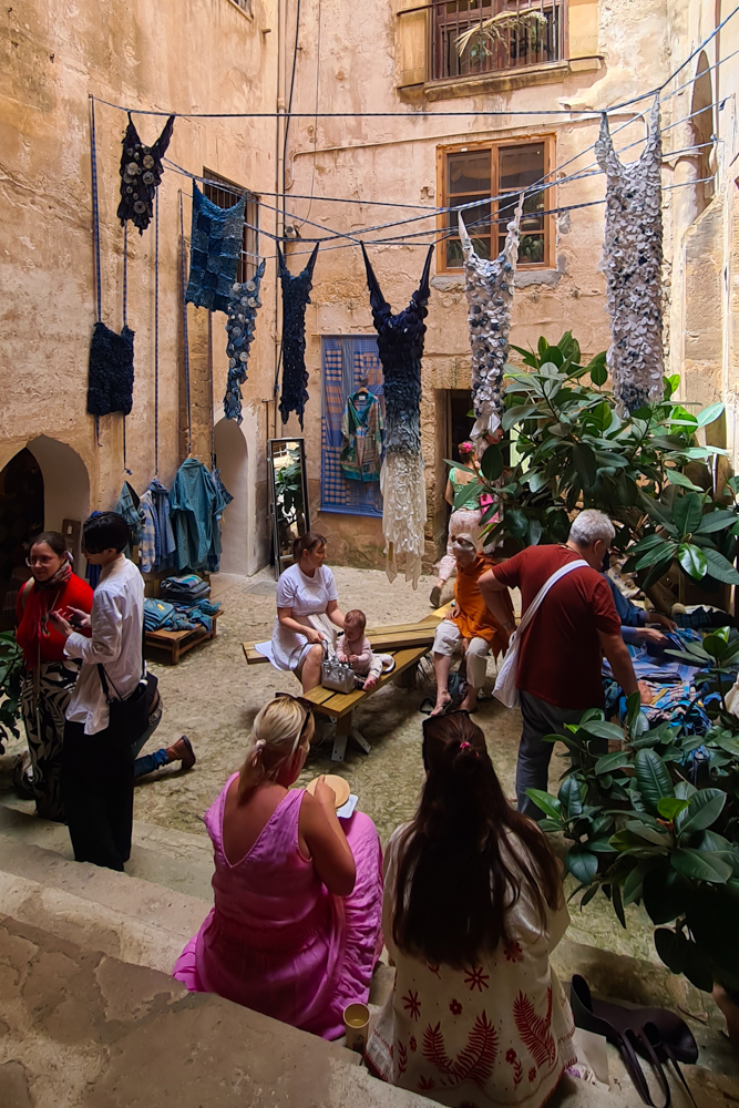Kunsthandwerker präsentieren nachhaltige Handarbeiten und Naturtextilien bei XTANT Mallorca.