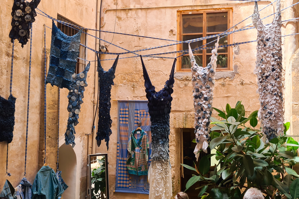 Kunsthandwerk aus aller Welt im historischen Innenhof von Can Vivot in Palma de Mallorca während des XTANT Festivals