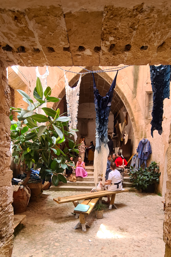 Atmosphäre im Palau Can Vivot mit Kunsthandwerk und Besuchern beim XTANT Event in Palma