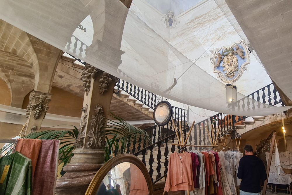 Handgefertigte Textilien und traditionelle Stoffe auf dem XTANT Kunsthandwerksmarkt in Palma