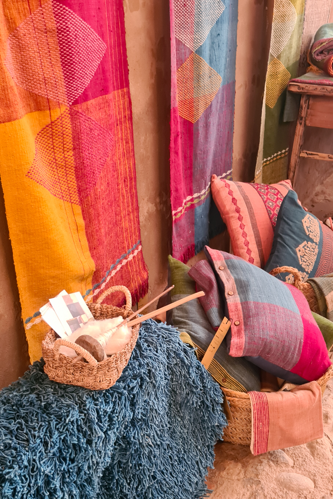 Besucher lernen textile Handwerkskunst und Stickerei bei einem XTANT Workshop