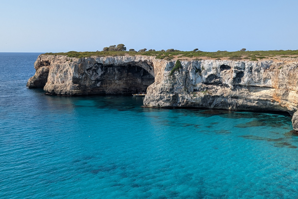 Küste bei der Cova des Coloms mit türkisblauem Meer und felsiger Steilküste auf Mallorca