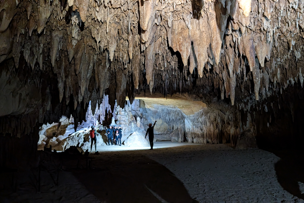 Beeindruckende Tropfsteinhöhle mit Besuchern während der Cova des Coloms Tour auf Mallorca