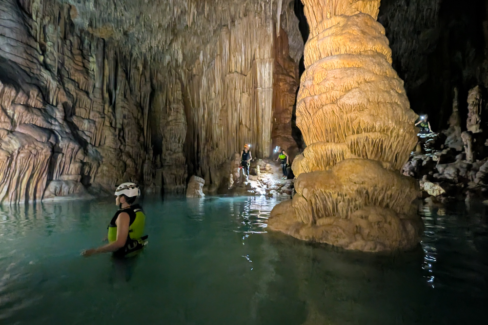 Höhlentour in der Cova des Coloms mit türkisblauem Wasser und großer Tropfsteinformation im Hintergrund