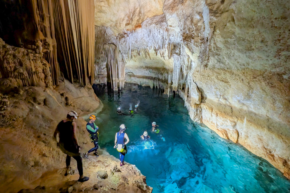 Höhlentour in der Cova des Coloms auf Mallorca mit Teilnehmern beim Schwimmen im türkisblauen Höhlensee