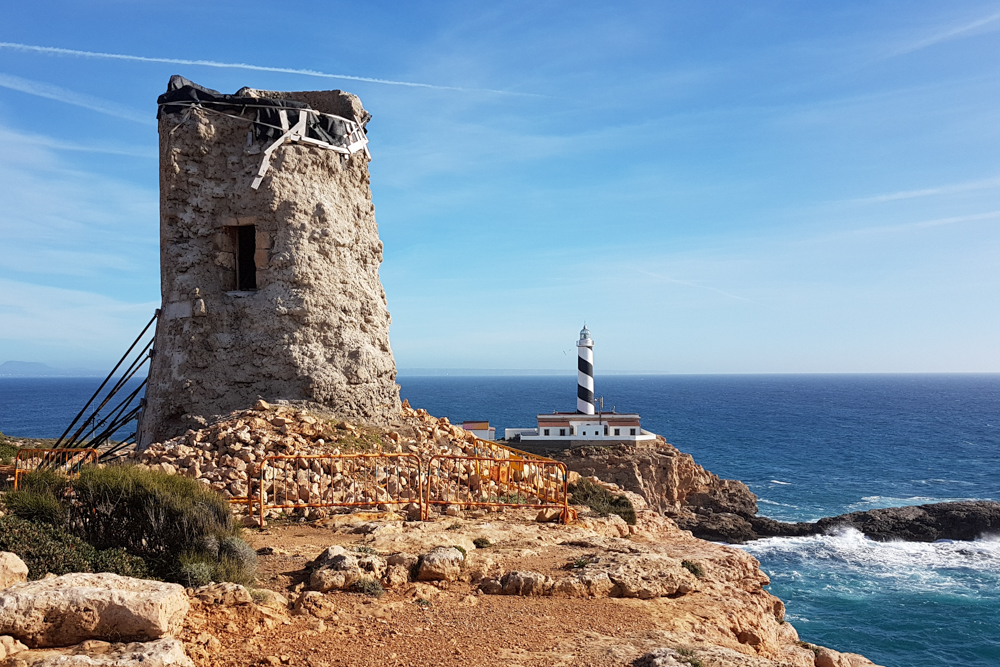 Alter Wehrturm und neuer Wachturm am Cap de Cala Figuera
