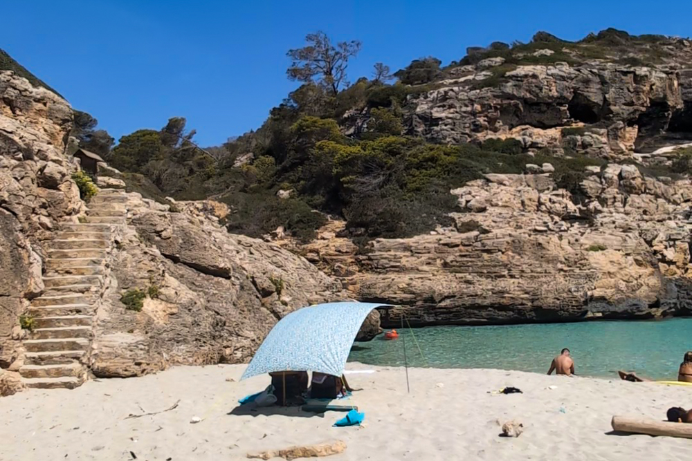 Der Strand Cala Marmols im Südosten Mallorcas